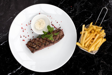 Wyndham Hotel Stuttgart Airport Messe Restaurant Steak mit Pommes