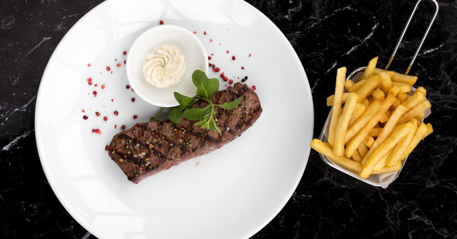 Wyndham Hotel Stuttgart Airport Messe Restaurant Steak mit Pommes