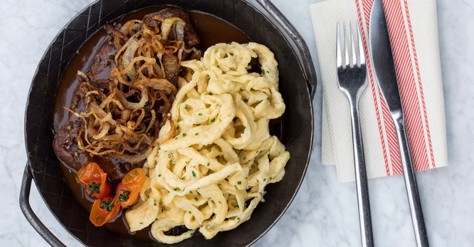 Wyndham Hotel Stuttgart Airport Messe Restaurant Zwiebelrostbraten mit Spätzle