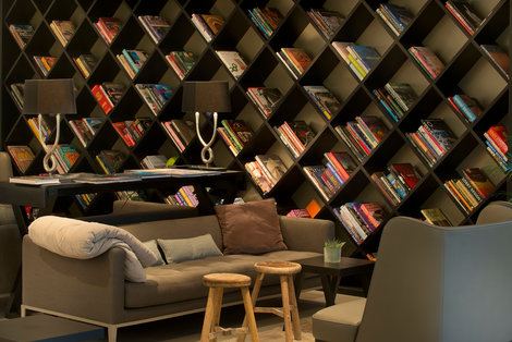 Wyndham Hotel Stuttgart Airport Messe Lobby library